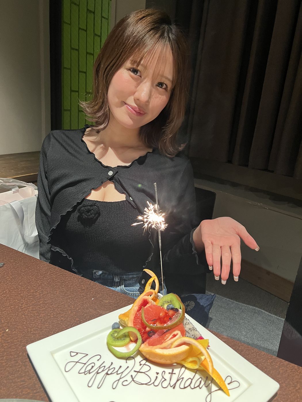 誕生日のケーキを前に笑顔のタレント