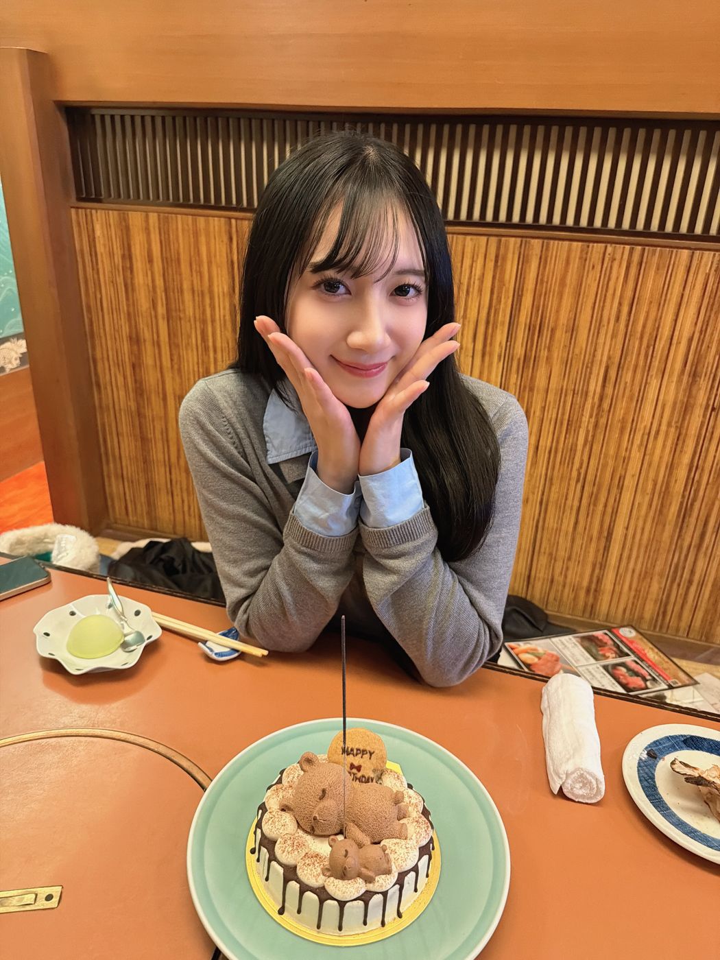 くまのケーキを前に笑顔のタレント