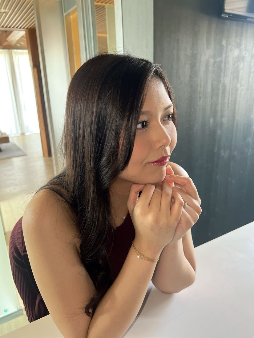 撮影現場で、テーブルに肘をつくタレント