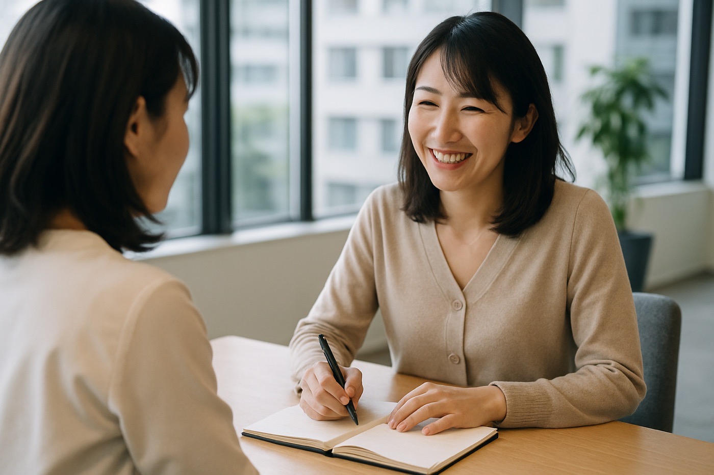 オフィスで打ち合わせをする2人の女性