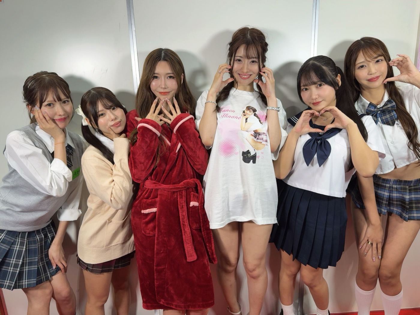 出演したタレントたちの集合写真