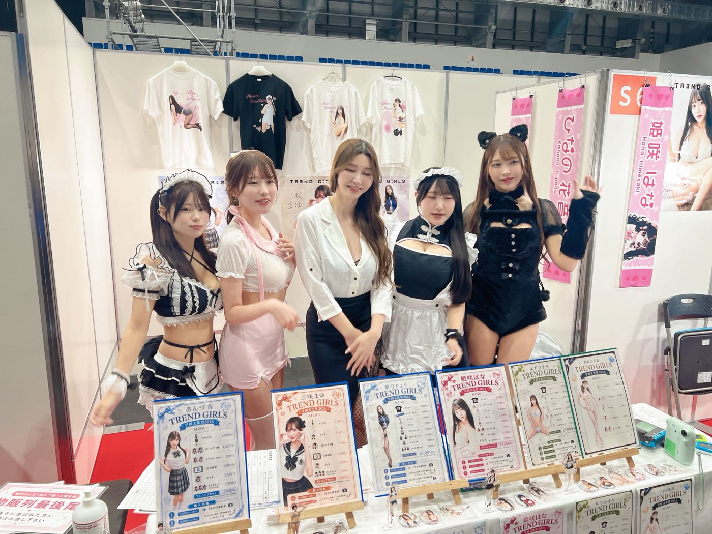 物販ブースに立つタレントたち