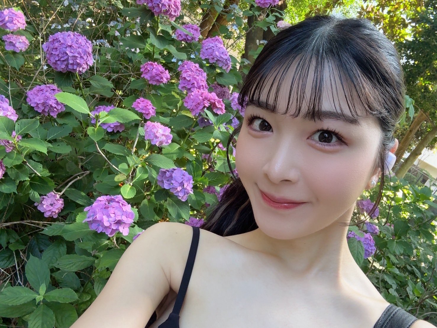 あじさいの前で笑う五色ふわり
